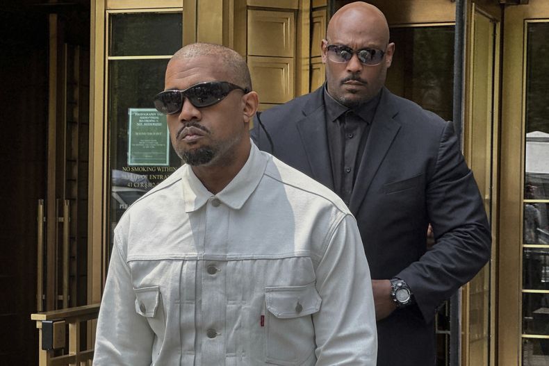 Ye, el rapero anteriormente conocido como Kanye West, sale del tribunal federal durante el juicio de Sean Diddy Combs en Nueva York, el viernes 13 de junio de 2025. (Foto AP/Michael R. Sisak)