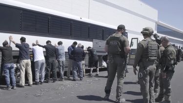 Imagen de video difundido por la agencia migratoria estadounidense ICE via DVIDS, que muestra a empleados en una fábrica de Hyundai Motor Group en in Ellabell, Georgia, el 4 de septiembre de 2025. (Corey Bullard/Servicio de Inmigración y Control de Aduanas de Estados Unidos via AP)