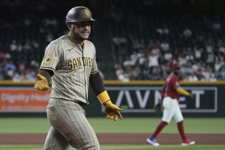 El cubano José Iglesias, de los Padres de San Diego, festeja tras batear un sencillo productor ante los Diamondbacks de Arizona, el miércoles 6 de agosto de 2025 (AP Foto/Rick Scuteri)