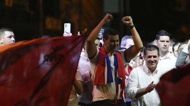Santiago Peña, candidato presidencial del partido gobernante Colorado, al centro, y el expresidente Horacio Cartes, a la derecha, reaccionan tras el cierre de las votaciones que le dieron un amplia victoria en las elecciones generales en Asunción, Paraguay, el domingo 30 de abril de 2023. (AP Foto/Jorge Saenz)