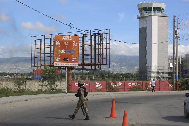 ARCHIVO – Un policía patrulla la entrada del Aeropuerto Internacional Toussaint Louverture, en Puerto Príncipe, Haití, el 12 de noviembre de 2024. (AP Foto/Odelyn Joseph, Archivo)