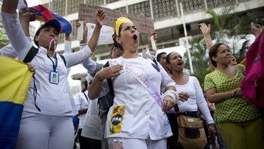 Enfermeras y médicos piden mejoras desde calles venezolanas