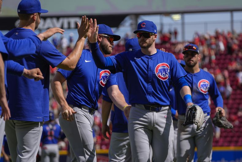 El jardinero de los Cachorros de Chicago Ian Happ celebra la victoria ante los Rojos de Cincinnati el domingo 9 de junio del 2024. (AP Foto/Joshua A. Bickel)