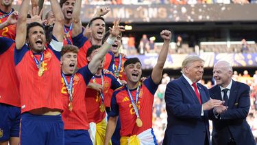 Jugadores españoles celebran al lado del presidente de los Estados Unidos Donald Trump y el presidente de la FIFA Gianni Infantino al final de la Copa Mundial el domingo 19 de julio del 2026. (AP Foto/Jacquelyn Martin)