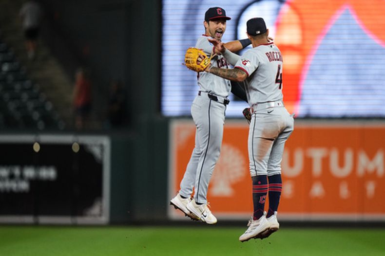 Steven Kwan (izquierda) y Brayan Rocchio (4) celebran la victoria de los Guardianes de Cleveland ante los Orioles de Baltimore, el martes 8 de septiembre de 2026, en Baltimore. (AP Foto/Stephanie Scarbrough)