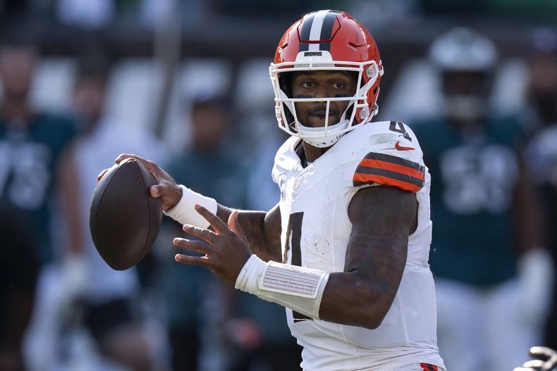 ARCHIVO - El quarterback de los Browns de Cleveland Deshaun Watson (4) en acción durante el partido de fútbol americano de la NFL contra los Eagles de Filadelfia el 13 de octubre de 2024, en Filadelfia. (AP Foto/Chris Szagola)
