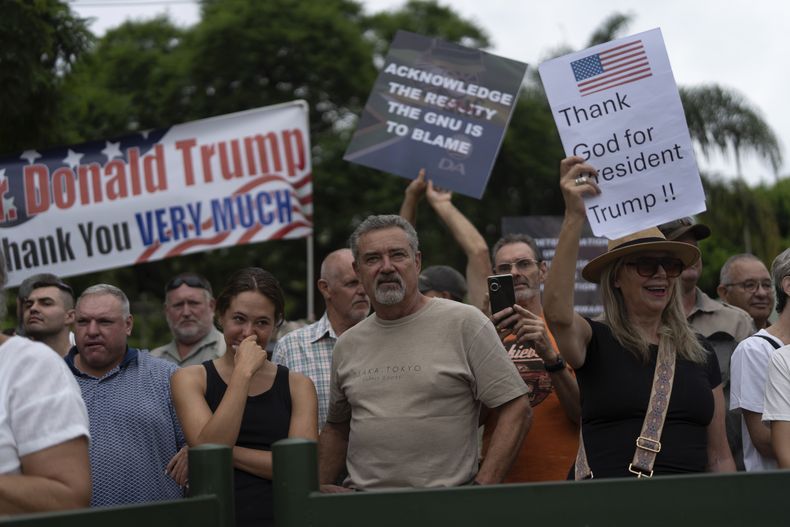 Sudafricanos marchan a favor del presidente estadounidense Donald Trump frente a la embajada estadounidense en Pretoria, Sudáfrica, el 15 de febrero del 2025. (Foto AP/Jerome Delay)