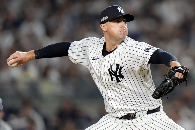 ARCHIVO - Clay Holmes, lanzador de los Yankees de Nueva York, trabaja frente a los Reales de Kansas City durante la sexta entrada del primer juego de la serie divisional de la Liga Americana, el sábado 5 de octubre de 2024, en Nueva York. (AP Foto/Frank Franklin II, Archivo)