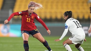 Alexia Putellas (izquierda), de la selección española, y Katherine Alvarado, de Costa Rica, pelean por un balón durante el partido que enfrentó a ambas selecciones en el Grupo C del Mundial femenino, en Wellington, Nueva Zelanda, el 21 de julio de 2023. (AP Foto/John Cowpland)