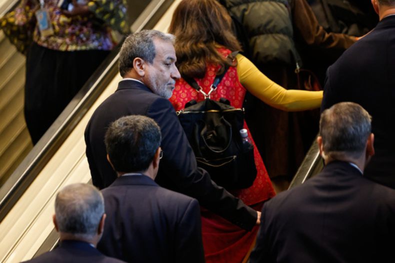 El ministro de exteriores de Irán, Abbas Araghchi, llega a la 81ra sesión de la Asamblea General de las Naciones Unidas en la sede del organismo, el martes 22 de septiembre de 2026. (AP Foto/Stefan Jeremiah)