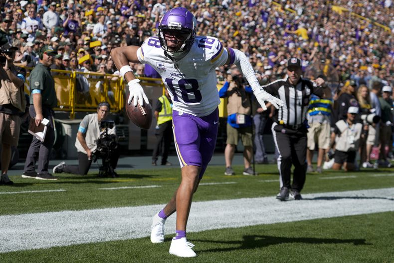El receptor de los Vikings de Minnesota Justin Jefferson celebra tras anotar un touchdown en el encuentro ante los Packers de Green Bay el domingo 29 de septiembre del 2024. (AP Foto/Morry Gash)