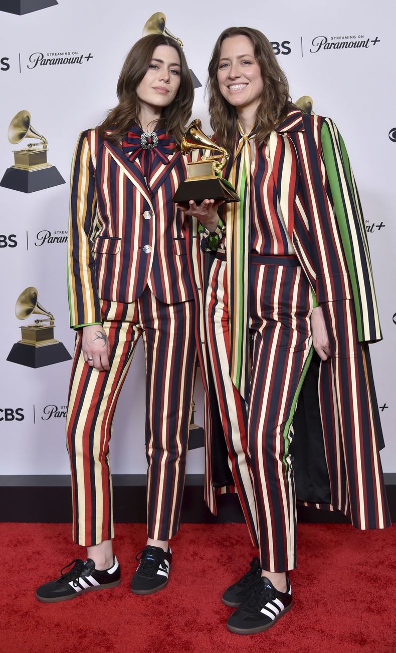 Rebecca Lovell, izquierda, y Megan Lovell de Larkin Poe posan en la sala de prensa con el premio a mejor álbum de blues contemporáneo por Blood Harmony en la 66a entrega anual de los Premios Grammy el domingo 4 de febrero de 2024 en Los Ángeles. (Foto Richard Shotwell/Invision/AP)