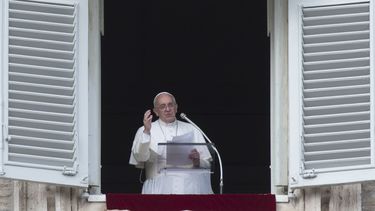 americateve | El papa Francisco da su bendici&oacute;n durante la oraci&oacute;n del Angelus desde la ventana de su estudio que da a la Plaza de San Pedro, en el Vaticano, el domingo 10 de noviembre de 2013. El papa nombr&oacute; como obispo de Colima, M&eacute;xico, a