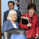 La senadora demócrata Patty Murray (i) y la senadora republicana Susan Collins (d) llegan para una reunión de la Comisión de Asignaciones Presupuestarias, en el Congreso en Washington, el 16 de mayo del 2023. (Foto AP /Andrew Harnik)