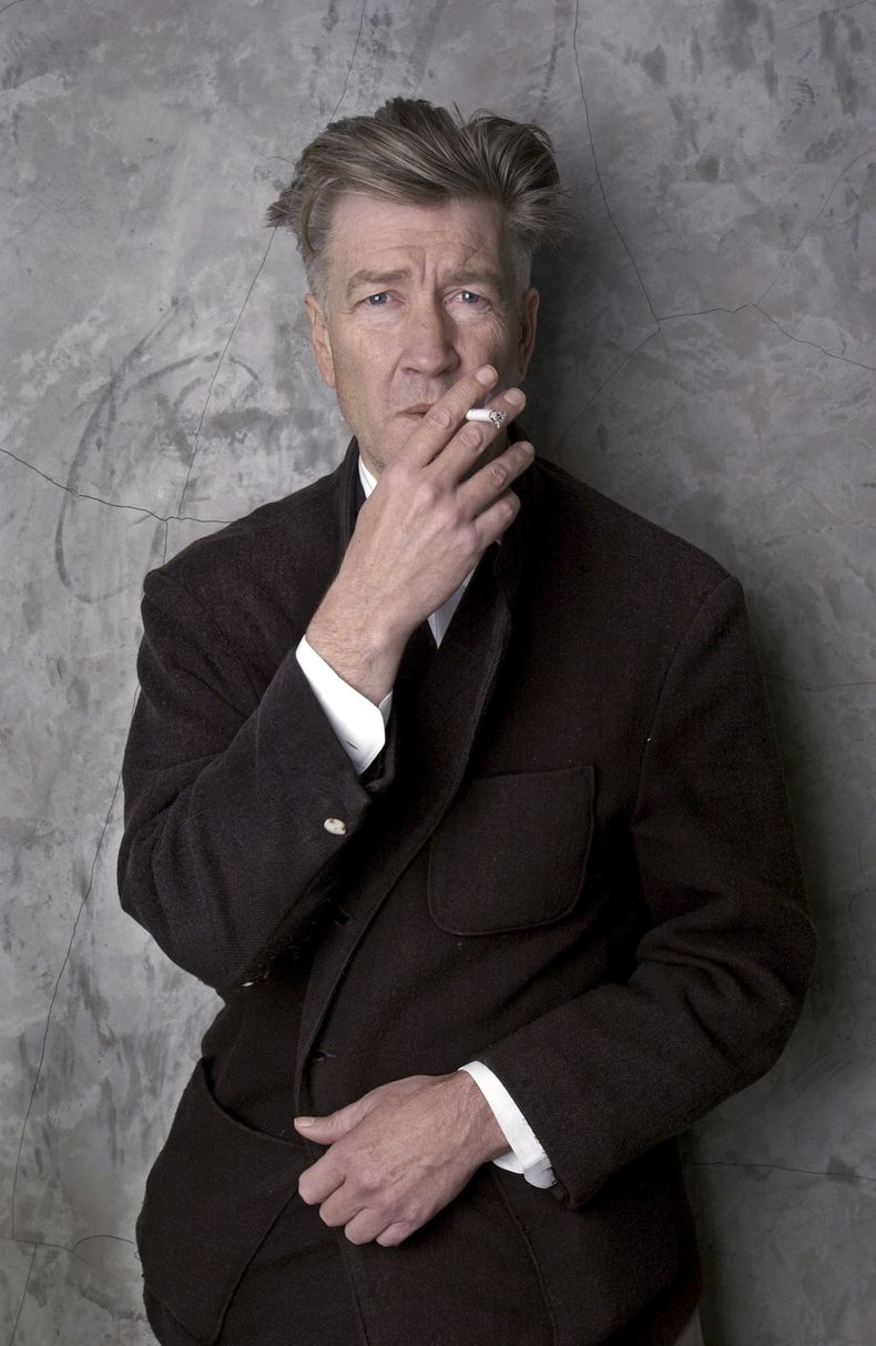 ARCHIVO- El cineasta David Lynch posa en su casa de Los Ángeles el 14 de marzo de 2002. (Foto AP/Chris Weeks, File)