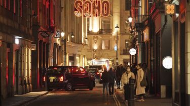 Inglaterra registra cifras alarmantes de contagios de COVID