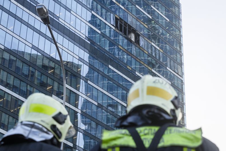 Bomberos, junto a un edificio dañado en el distrito financiero de Moscú tras un supuesto ataque con un dron, en Rusia, el 1 de agosto de 2023. (AP Foto)