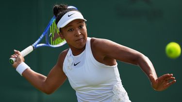 La japonesa Naomi Osaka regresa una bola de la francesa Elsa Jacquemot en su encuentro de la primera ronda de Wimbledon el lunes 29 de junio del 2026. (AP Foto/Maja Smiejkowska)