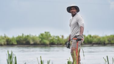 En esta imagen proporcionada por National Geographic, el actor y presentador Anthony Mackie en los pantanos cerca de Violet, Luisiana, durante el rodaje de Shark Beach with Anthony Mackie. (Brian Roedel/National Geographic via AP)