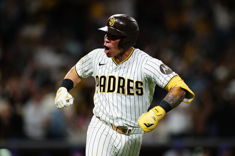 El venezolano Freddy Frmín, de los Padres de San Diego, celebra luego de batear un jonrón de dos carreras ante los Mets de Nueva York, el sábado 6 de junio de 2026 (AP Foto/Derrick Tuskan)