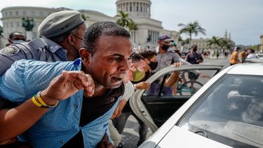fiscalia cubana: casi 400 condenados por protestas de 2021