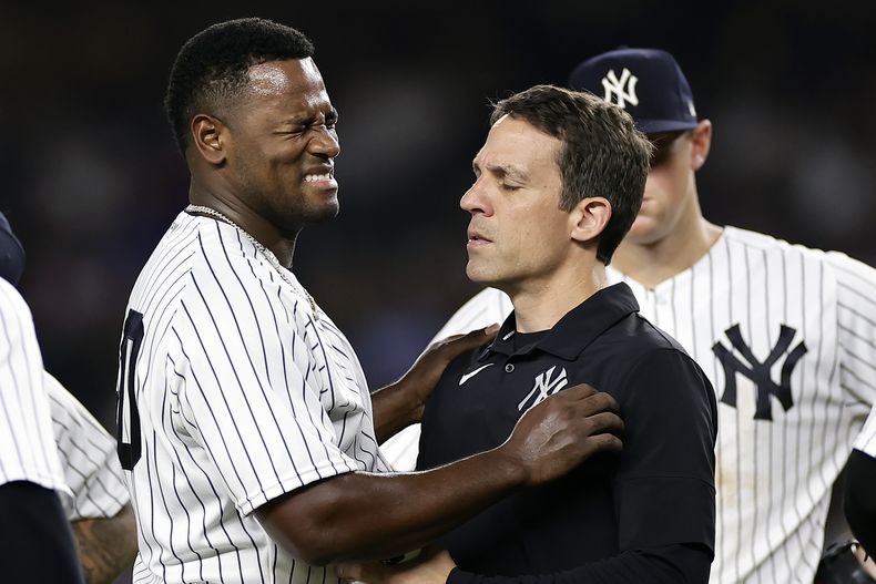 El lanzador de los Yanquis de Nueva York Luis Severino abandona el juego ante los Cerveceros de Milwaukee en la quinta entrada por una lesión el viernes 8 de septiembre del 2023. (AP Foto/Adam Hunger)