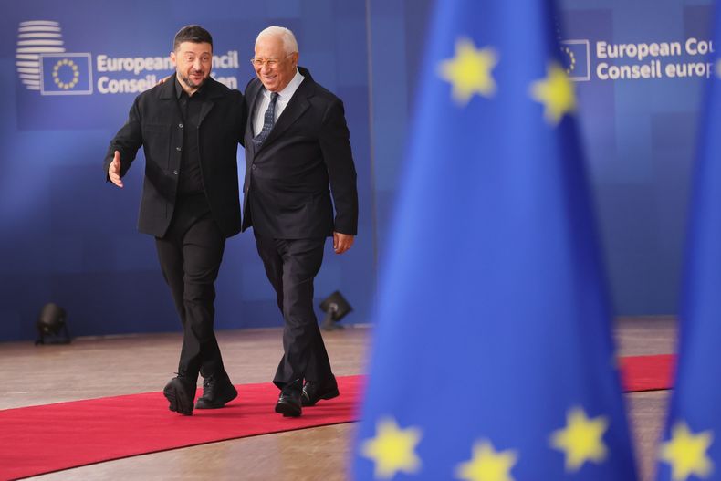 El presidente de Ucrania, Volodymyr Zelenskyy (izquierda), y el presidente del Consejo Europeo, António Costa, a su llegada a una cumbre de la Unión Europea, en el edificio del Consejo Europeo, en Bruselas, el 23 de octubre de 2025. (AP Foto/Francois Walschaerts)
