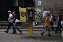 venezuela rompe con modelo socialista con venta de acciones