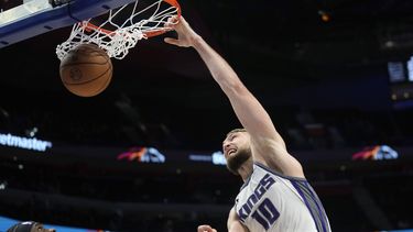 Sabonis logra 23 puntos y Kings vencen 122-113 a Pistons