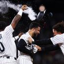 Edgar Quero, centro, de los Medias Blancas de Chicago, celebra con Miguel Vargas, derecha, y Luisangel Acuña (0), después de batear un sencillo productor decisivo en la 12ma entrada del juego de béisbol de Grandes Ligas, para dejar tendidos a los Yankees de Nueva York, el miércoles 29 de julio de 2026, en Chicago. (AP Foto/Jessie Alcheh)