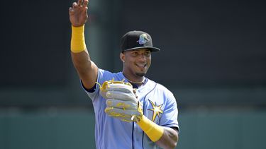 ARCHIVO - El dominicano Wander Franco, de los Rays de Tampa Bay, calienta antes de un juego de pretemporada, el martes 28 de febrero de 2023, en Kissimmee, Florida (AP Foto/Phelan M. Ebenhack, archivo)
