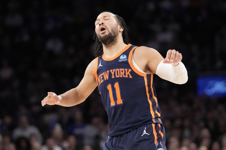 Jalen Brunson, de los Knicks de Nueva York, reacciona durante el partido ante los Nets de Brooklyn, el viernes 12 de abril de 2024 (AP Foto/Mary Altaffer)