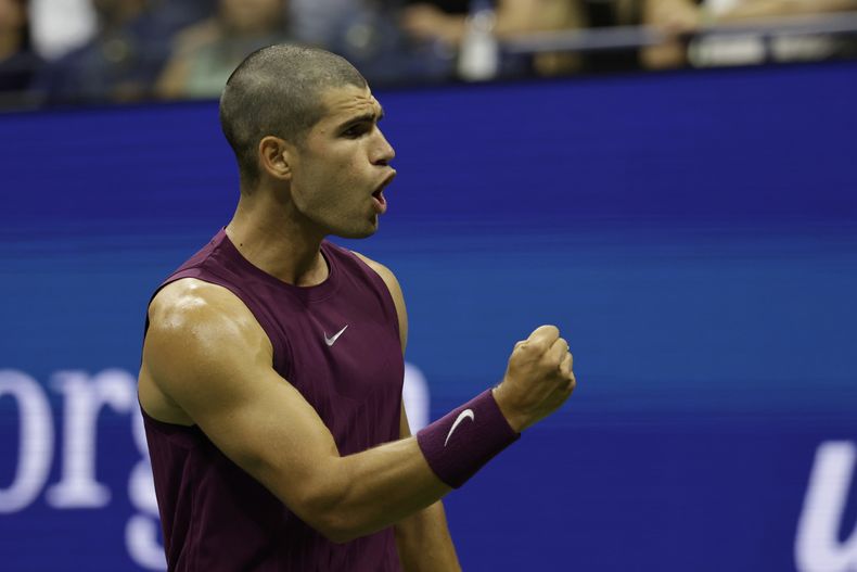 El español Carlos Alcaraz festeja en su partido ante el local Reilly Opelka el lunes 25 de agosto de 2025, en la primera ronda del Abierto de Estados Unidos (AP Foto/Adam Hunger)