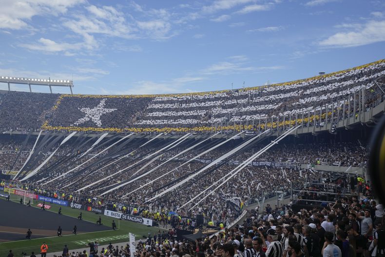 Los hinchas ocupan sus lugares en el Estadio Monumental de Buenos Aires, antes de la final de la Copa Libertadores, el sábado 30 de noviembre de 2024 (AP Foto/Natacha Pisarenko)
