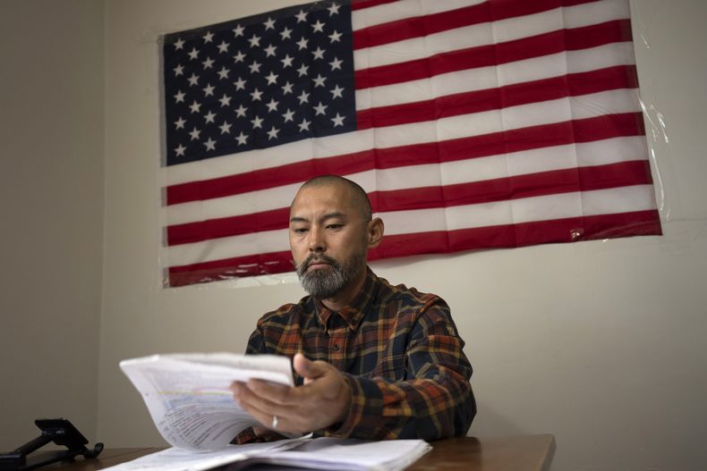 El inmigrante chino Li Kai, también conocido como Khaled --un musulmán Hui--, estudia para obtener su licencia de conducir vehículos comerciales, el 3 de mayo de 2024, en su apartamento de Flushing, Nueva York. (AP Foto/Serkan Gurbuz, Archivo)