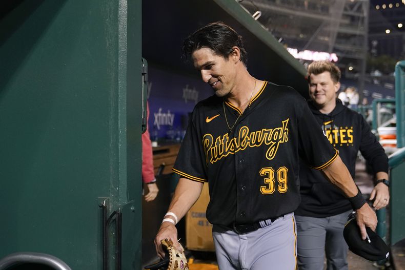 Drew Maggi se marcha de la cueva tras una doble cartelera entre los Piratas de Pittsburgh y los Nacionales de Washington, el 29 de abril de 2023 (AP Foto/Patrick Semansky)