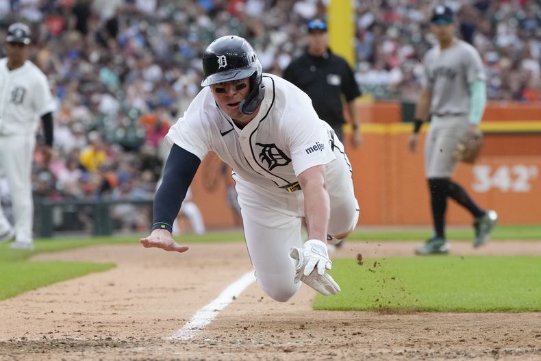 Spencer Torkelson de los Tigres de Detroit salta la plato en la sexta entrada del encuentro ante los Yankees de Nueva York el sábado 17 de agosto del 2024. (AP Foto/Carlos Osorio)