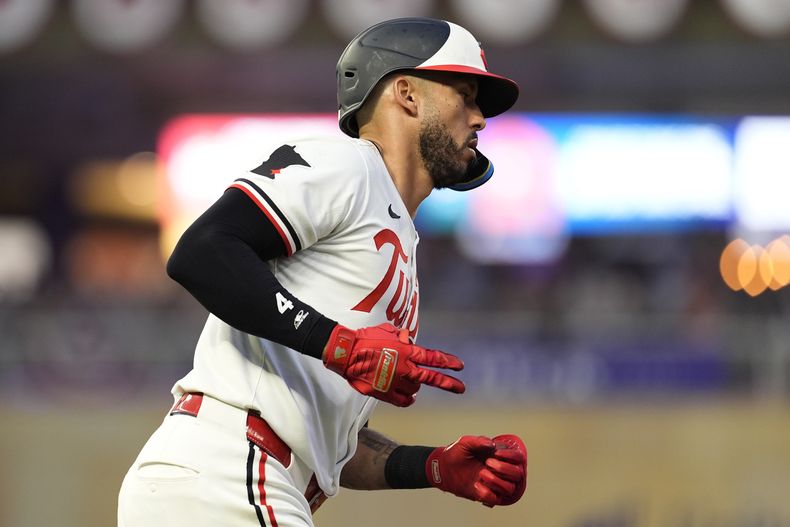 El boricua Carlos Correa, de los Mellizos de Minnesota, recorre las bases tras batear un jonrón solitario en el juego ante los Tigres de Detroit, el martes 2 de julio de 2024 (AP foto/Abbie Parr)