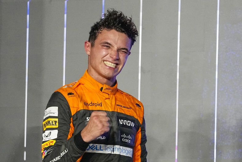 ARCHIVO - Foto del 8 de octubre del 2023, Lando Norris de la escudería McLaren celebra tras terminar en el podio del Gran Premio de Qatar. El viernes 26 de enero del 2024, Norris firma extensión de contrato multinanual con McLaren. (AP Foto/Ariel Schalit, Archivo)