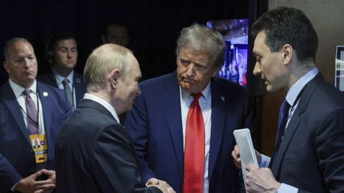 El presidente Donald Trump, al centro, estrecha la mano del mandatario ruso Vladímir Putin, después de una conferencia de prensa conjunta, el viernes 15 de agosto de 2025, en la base Elmendorf-Richardson, en Alaska.(Gavriil Grigorov, Sputnik, Kremlin Pool Photo vía AP)