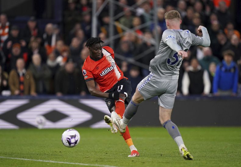 Elijah Adebayo, del Luton, anota en un partido ante el Everton, en la Liga Premier inglesa, el viernes 3 de mayo de 2024 (Bradley Collyer/PA via AP)