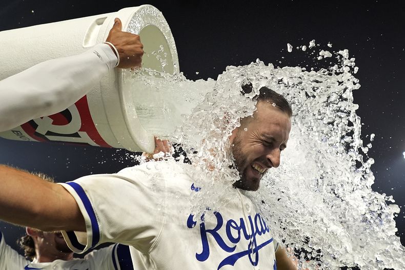 Paul DeJong, de los Reales de Kansas City, es bañado por sus compañeros de equipo después del partido de béisbol en contra de l os Angelinos de Los Ángeles el lunes 19 de agosto de 2024, en Kansas City, Missouri. Los Reales ganaron 5-3. (AP Foto/Charlie Riedel)