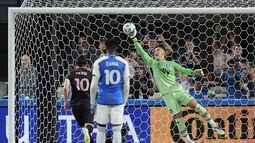 Kristijan Kahlina, arquero de Charlotte, ataja un penal ejecutado por Liionel Messi, del Inter Miami, el sábado 13 de septiembre de 2025 (AP foto/Erik Verduzco)
