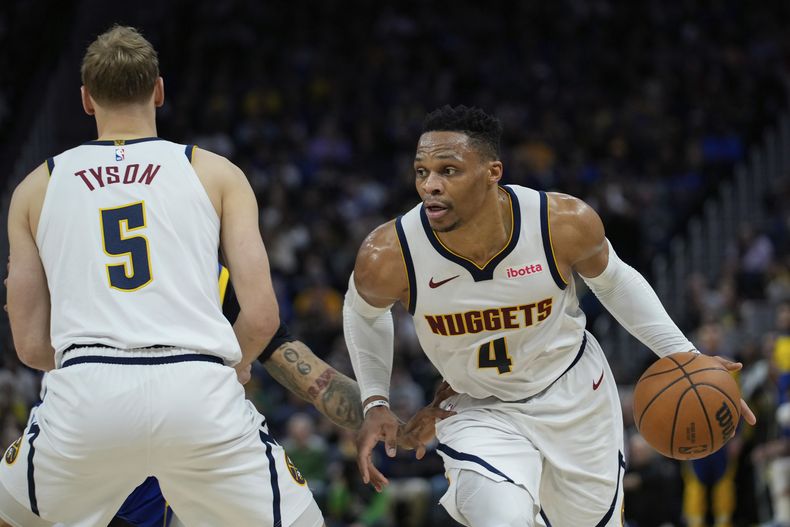 El alero de los Nuggets de Denver Hunter Tyson hace un pantalla a su base Russell Westbrook en el encuentro ante los Warriors de Golden State el lunes 17 de marzo del 2025. (AP Foto/Godofredo A. Vásquez)