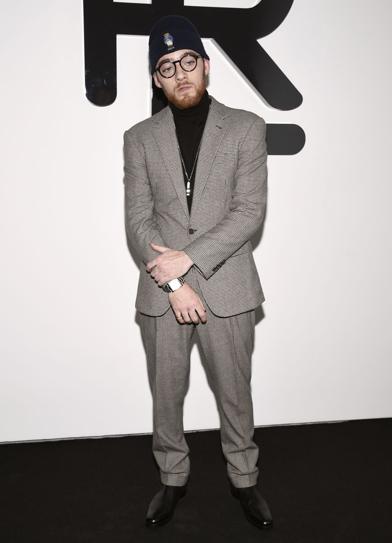 ARCHIVO - Angus Cloud en el desfile otoño/invierno de Ralph Lauren 2022 el 22 de marzo de 2022, en Nueva York. Cloud, el actor que interpretó al vendedor de drogas Fezco Fez ONeill en la serie Euphoria de HBO ha fallecido. Tenía 25 años. La publicista de Cloud, Cait Bailey, dijo que Cloud murió el lunes en la casa de su familia en Oakland, California. No se informó la causa de muerte. (Foto Evan Agostini/Invision/AP, archivo)