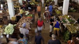 Archivo - Clientes de un mercado abierto en La Habana, Cuba, el 3 de diciembre de 2013. Las autoridades cubanas pusieron límites de precio en varios productos de primera necesidad el martes 9 de julio de 2024, en un intento de bajar la inflación. (AP Foto/Franklin Reyes, Archivo)
