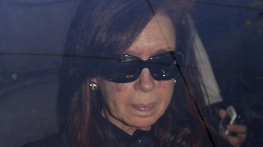 americateve | En esta fotograf&iacute;a de archivo del 7 de octubre de 2013, la presidenta argentina Cristina Fern&aacute;ndez arriba a un hospital para someterse a una cirug&iacute;a en Buenos Aires, Argentina. Fern&aacute;ndez fue dada de alta el s&aacute;bado 9 de n