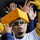 William Contreras de los Cerveceros de Milwaukee es felicitado tras conectar un jonrón de dos carreras en la segunda entrada del juego ante los Gigantes de San Francisco el domingo 28 de mayo del 2023. (AP Foto/Morry Gash)