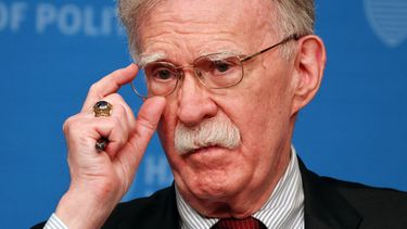 ARCHIVO - John Bolton habla en el John F. Kennedy Jr. Forum de la Facultad Harvard Kennedy, el 29 de septiembre de 2025, en Cambridge, Massachusetts. (Foto AP/Michael Dwyer, Archivo)