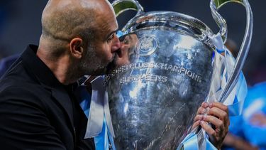 El técnico del Manchester City Pep Guardiola le da un beso al trofeo de campeón de la Liga de Campeones al vencer al Inter de Milán en la final en Estambul, el 10 de junio de 2023. El viernes 23 de junio del 2023, anuncian que Estados Unidos recibirá la edición 2025 del Mundial de Clubes. (AP Foto/Manu Fernández)